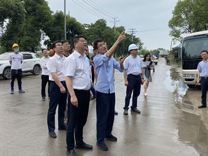 Tajomník okresného výboru strany Keqiao Shen Zhijiang a jeho strana išli do technologicky vyspelého projektu skupiny Chengbang na účely vyšetrovania a poradenstva